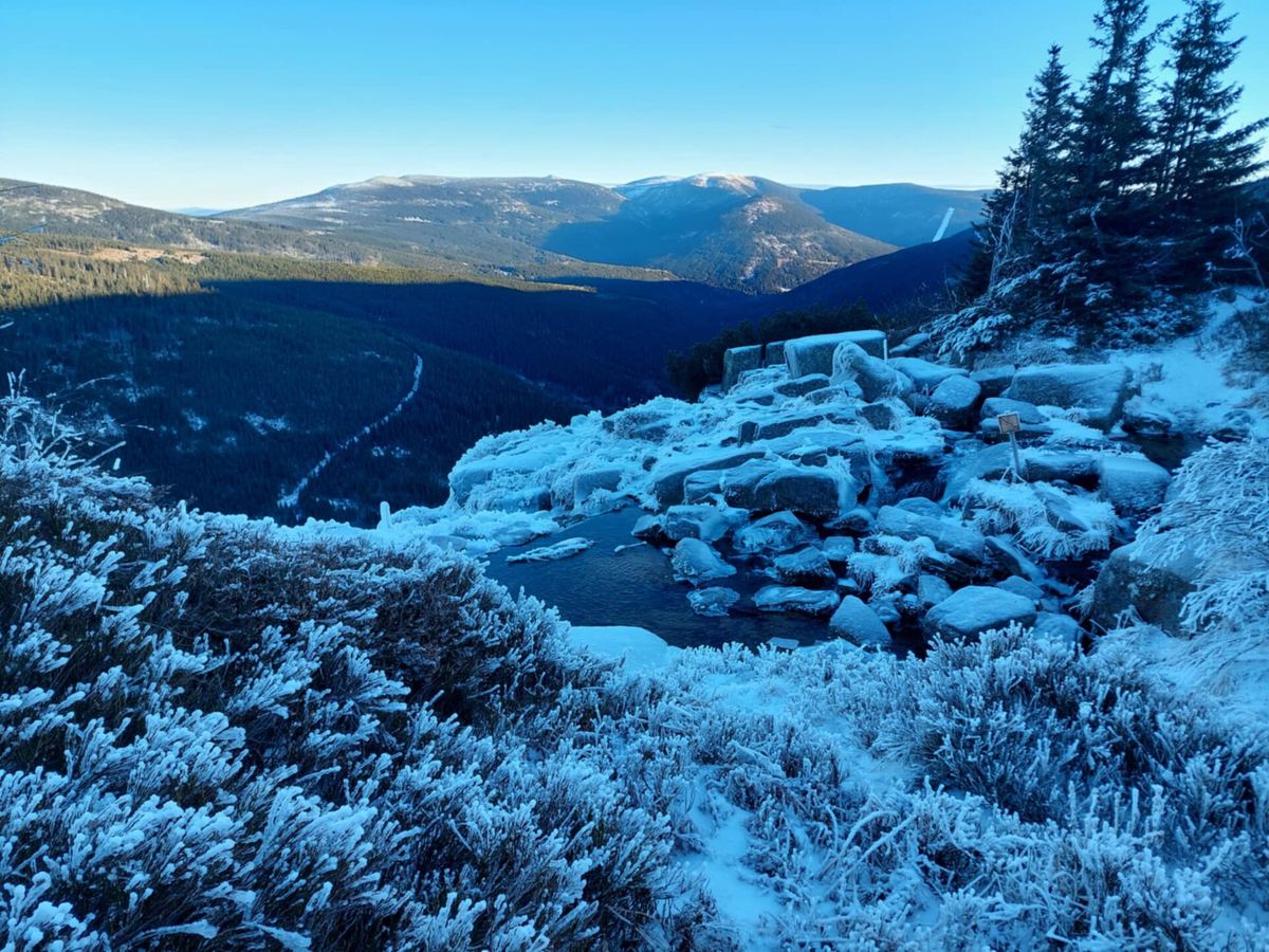 Die gefasste Elbquelle auf der Elbwiese im Riesengebirge, im Winter mit Raureif