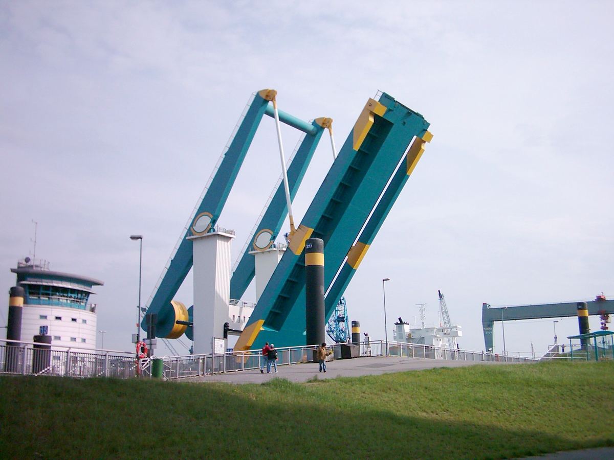 Klappbrücke am Este-Sperrwerk in Cranz