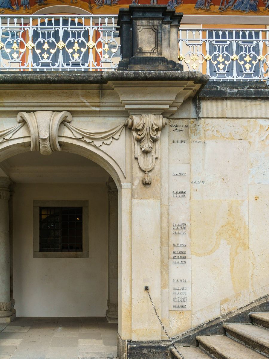 Hochwassermarken am Wasserpalais in Pillnitz