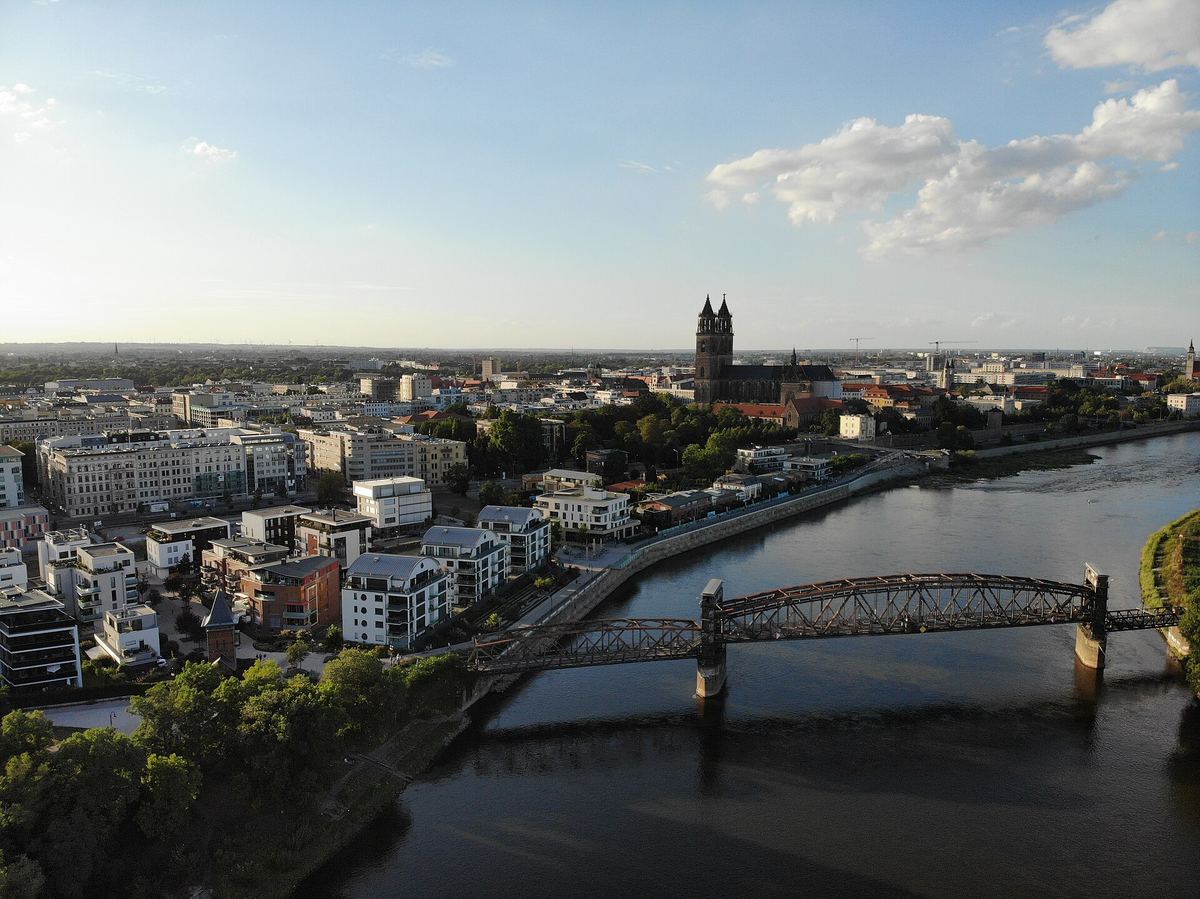 Magdeburg mit Dom und der Hubbrücke über die Elbe aus der Luft