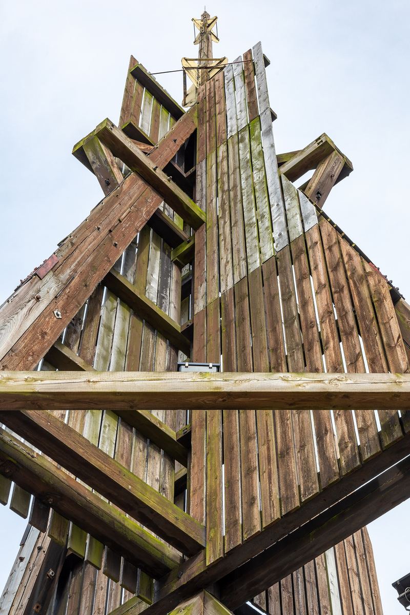 Die hölzerne Kugelbake in Cuxhaven, Blick an ihrem Gerüst hinauf