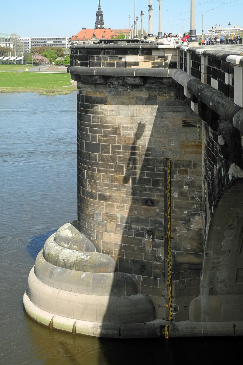 Pegellatte an der Augustusbrücke in Dresden