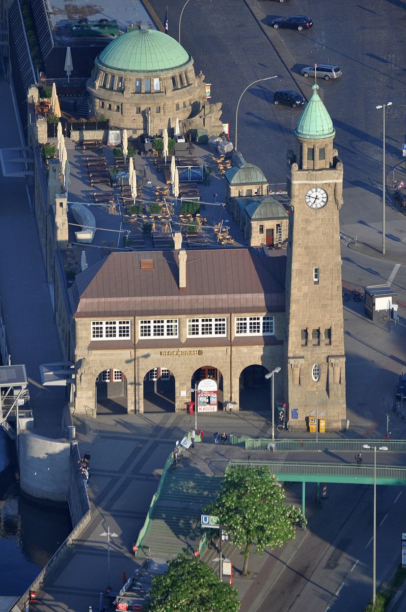 Der Pegelturm an den St. Pauli-Landungsbrücken