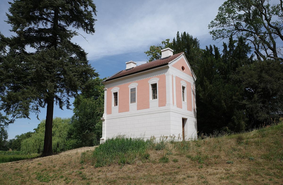 Das Rote Wallwachhaus am Elbdeich bei Wörlitz