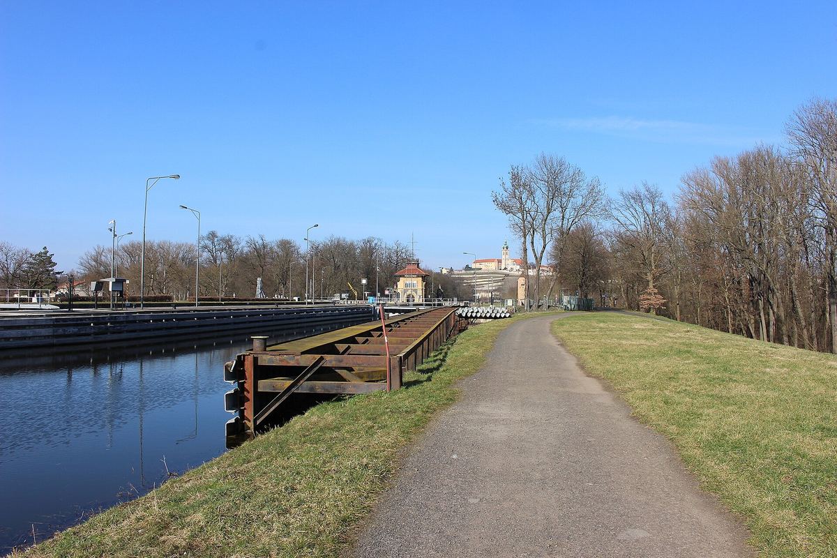 Die Schleusenanlage Hořín am Ende des Seitenkanals