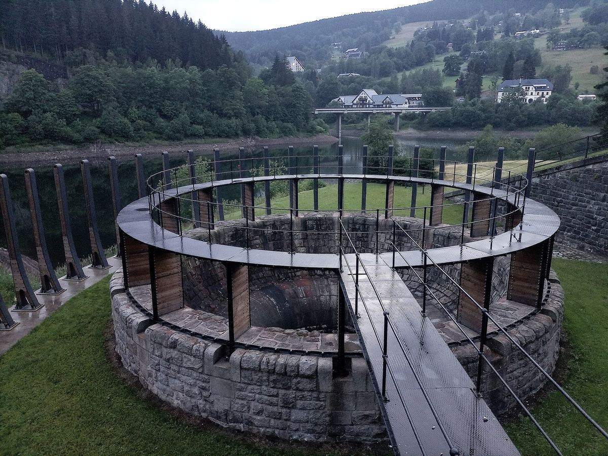 Talsperre Labská bei Špindlerův Mlýn mit dem runden Einlaufbauwerk